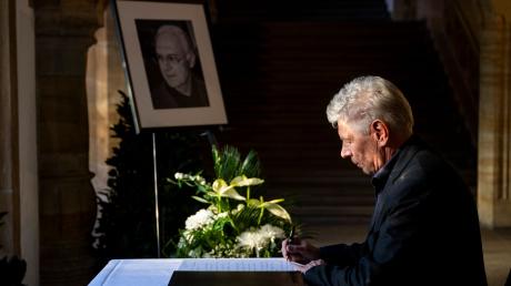 Oberbürgermeister Dieter Reiter trägt sich in das Kondolenzbuch für den verstorbenen Franz Beckenbauer ein.