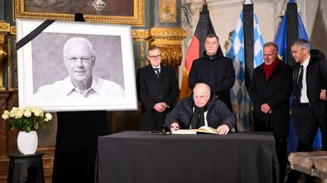 Jan-Christian Dreesen (l-r), Uli Hoeneß (sitzend), Markus Söder (CSU), Karl-Heinz Rummenigge und Herbert Hainer tragen sich ins Kondolenzbuch ein.
