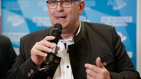 Stephan Protschka, seit 2021  Landesvorsitzender der AfD, spricht bei der Wahlparty seiner Partei nach der Landtagswahl im Oktober 2023.