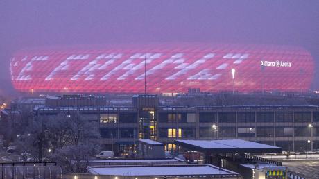 Die Allianz Arena ist mit dem Schriftzug «Danke Franz», beleuchtet.