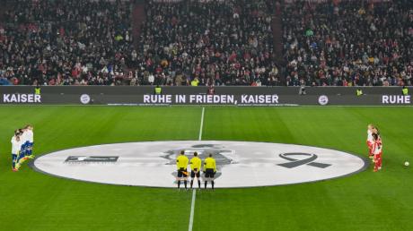 Die Mannschaften halten in der Allianz-Arena eine Schweigeminute für Franz Beckenbauer ab.