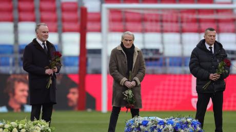Gedenkfeier des FC Bayern München für Franz Beckenbauer. Karl-Heinz Rummenigge, ehemaliger Fußballspieler, Wolfgang Overath und Lothar Matthäus (l-r) nehmen an der Trauerfeier für den verstorbenen Fußballstar und Trainer teil.