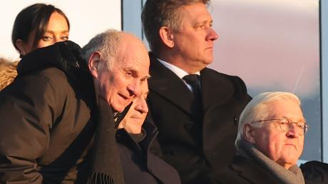 Uli Hoeneß, Ehrenpräsident des FC Bayern München und Bundespräsident Frank-Walter Steinmeier (r) nehmen an der Trauerfeier für Franz Beckenbauer teil.