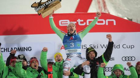 Der Sieger Linus Strasser aus Deutschland feiert nach einem alpinen Ski-Weltcup-Slalom der Herren.