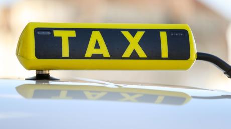 Ein Taxifahrer ist am Wochenende in Ulm attackiert und bestohlen worden. 