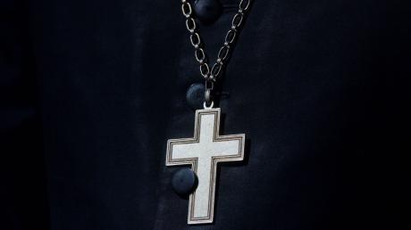 Ein Kreuz glänzt am Hals von Heinrich Bedford-Strohm.