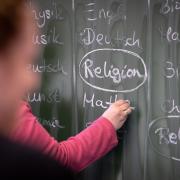 Religion steht an bayerischen Grundschulen zwei bis drei Mal wöchentlich auf dem Stundenplan.