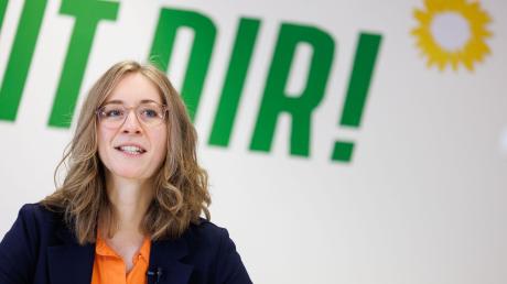 Die Landesvorsitzende der bayerischen Grünen, Eva Lettenbauer, spricht während einer Pressekonferenz zur Vorstellung des Regierungsprogramms der Landtagswahl 2023.