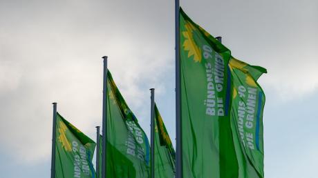 Fahnen von Bündnis 90/Die Grünen wehen bei einer Landesdelegiertenkonferenz der bayerischen Grünen vor dem Messezentrum.