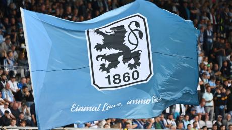 Eine große 1860 München Fahne wird vor einem Spiel geschwenkt.