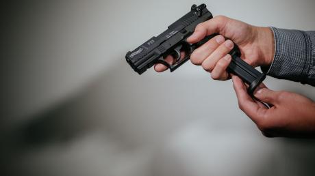Ein 71-Jähriger hat Kinder in der Mainacht mit einer Schreckschusswaffe bedroht.