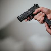 Ein 71-Jähriger hat Kinder in der Mainacht mit einer Schreckschusswaffe bedroht.
