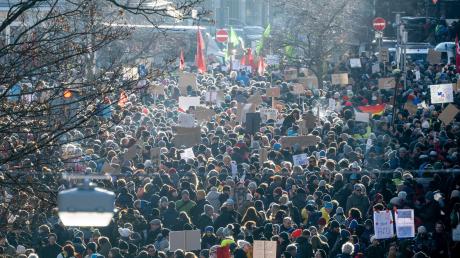 Tausende Menschen sind am Willy-Brandt-Platz in Nürnberg bei einer Anti-AfD-Demonstration versammelt.