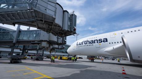 Eine Lufthansa-Maschine des Typs Airbus A380 steht auf dem Flughafen München vor dem Abflug nach Boston am Gate.