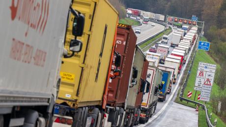 Lkw-Stau vor dem Grenzübergang Kiefersfelden: An Tagen, an denen Tirol Blockabfertigung ansetzt, reihen sich die Lastwagen viele Kilometer aneinander.