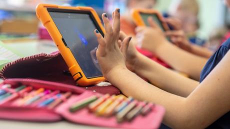 Grundschüler arbeiten in der Grundschule Offenstetten mit Tablets.