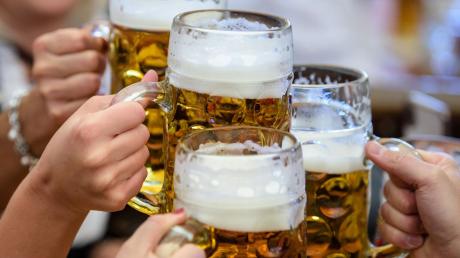 Das Stabenfest in Nördlingen wird auf einem Plakat mit Bier beworben.