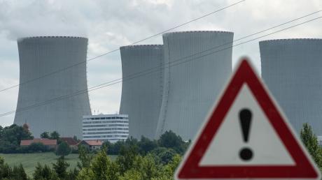Ein Hinweisschild steht vor den Kühltürmen des Atomkraftwerkes Temelin.
