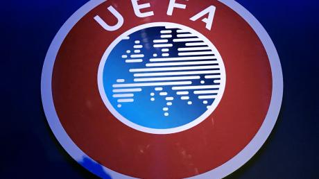 Ein Logo der UEFA hängt beim Kongress des UEFA-Dachverbandes im "Beurs van Berlage".