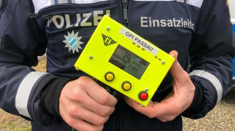 Ein Beamter der bayerischen Grenzpolizei hält ein Personendetektionsgerät in den Händen.