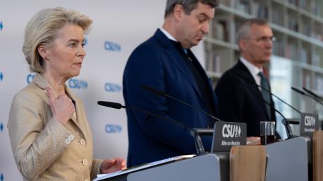 Ursula von der Leyen (l-r), Präsidentin der Europäischen Kommission, Markus Söder (CSU), Ministerpräsident von Bayern, und Jens Stoltenberg, NATO-Generalsekretär, nehmen im Rahmen der Sicherheitskonferenz an dem Transatlantischen Forum der CSU teil.