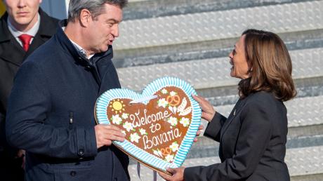 Markus Söder, (CSU) Ministerpräsident von Bayern, empfängt am Flughafen München die US-Vizepräsidentin Kamala Harris.