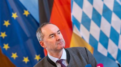 Hubert Aiwanger (Freie Wähler), Stellvertretender Ministerpräsident, gibt ein Pressestatement.