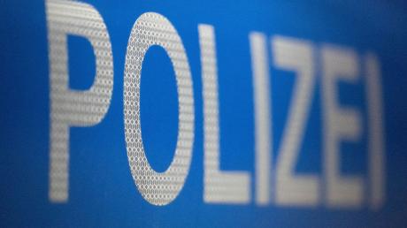 Laut Polizei hinterließen Unbekannte vor einem Einrichtungshaus in Horgau erheblichen Sachschaden. 