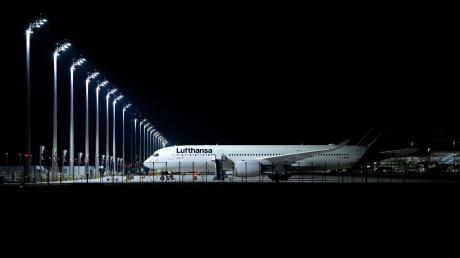 Ein Flugzeug der Lufthansa steht am Flughafen München auf dem Vorfeld.