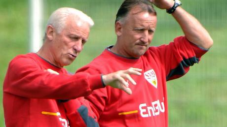 Stuttgarts damaliger Co-Trainer Andreas Brehme (r) bespricht sich mit dem italienischen Cheftrainer Giovanni Trapattoni während des Trainings beim VfB Stuttgart. Fußball-Weltmeister Andreas Brehme ist im Alter von 63 Jahren gestorben.