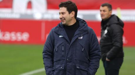 Argirios Giannikis, Trainer des TSV 1860 München, steht am Spielfeldrand.