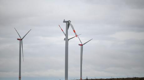 Bei einer Windkraftanlage in der Nähe von Temmenhausen an der Autobahn 8 sind nur zwei Rotorblätter zu sehen.