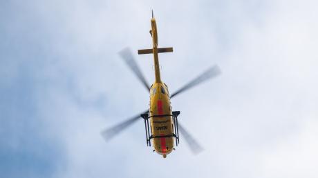 Ein Hubschrauber des ADAC fliegt.
