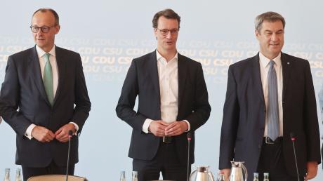 Friedrich Merz (l) CDU-Parteivorsitzender steht mit Hendrik Wüst (M, CDU), Ministerpräsident von Nordrhein-Westfalen, und Markus Söder, CSU-Parteivorsitzender.