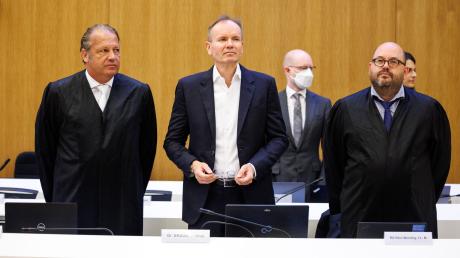 Markus Braun, früherer Wirecard-Vorstandschef (2. v. l.), steht im Münchner Gerichtssaal zwischen seinen Rechtsanwälten Alfred Dierlamm (l) und Nico Werning.