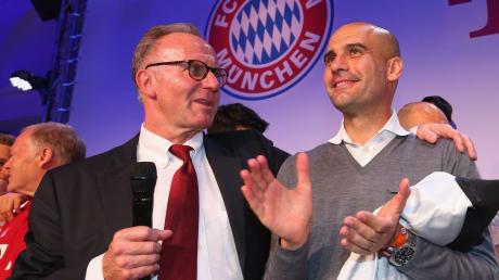 Karl-Heinz Rummenigge (l) Vorstandsvorsitzender des FC Bayern München unterhält sich am 21.05.2016 bei der Meisterfeier des FC mit Trainer Pep Guardiola.