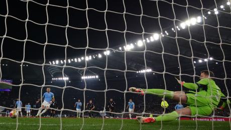 Lazio's Ciro Immobile (3.v.l) erzielt gegen Bayern-Torwart Manuel Neuer das  Elfmetertor zum 1:0. Am Dienstag kommt es in München zum Rückspiel.