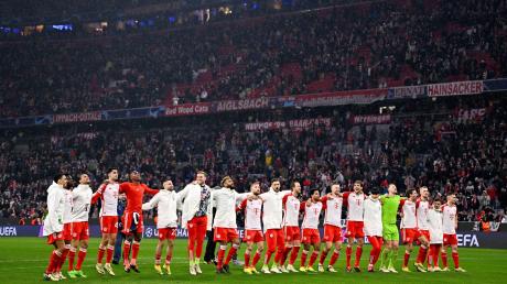 Die Bayern-Spieler jubeln nach dem 3:0-Sieg.