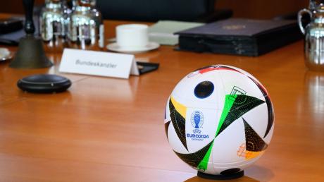 Der offizielle Fußball für die UEFA EURO 2024, die in 100 Tagen in Deutschland beginnt, liegt zu Beginn der Kabinettssitzung auf dem Kabinettstisch im Bundeskanzleramt.