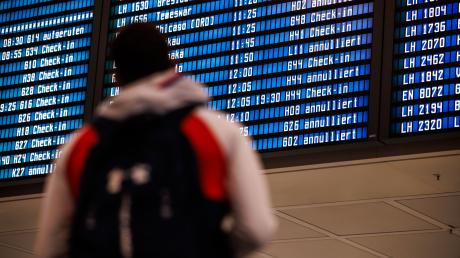 Zahlreiche Flüge sind auf einer Anzeigetafel in einer Abflughalle am Münchner Flughafen als „annulliert“ ausgewiesen.