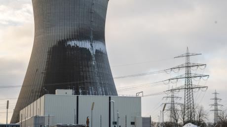Auf dem Gelände des früheren Kernkraftwerks steht vor dem Kühlturm des Blocks C eine Halle, in der Atommüll gelagert ist.