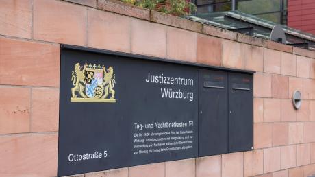 Blick auf ein Hinweisschild am Justizzentrum Würzburg.