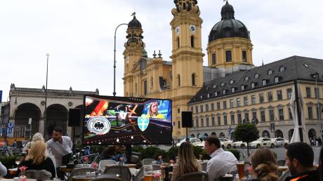 Ein großer Bildschirm steht vor den Stühlen des Cafehaus Tambosi um die Übertragung des Fußballspiels Deutschland - Schweden bei der Fußball-Weltmeisterschaft unter freiem Himmel auf dem Odeonsplatz vor der Theatinerkirche sehen zu können.