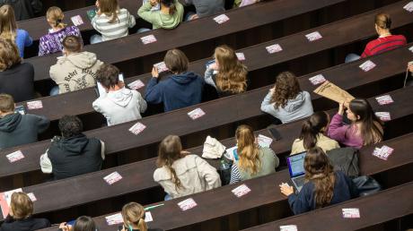 Studenten nehmen an der Einführungsveranstaltung im Audimax der Ludwig-Maximilians-Universität teil.