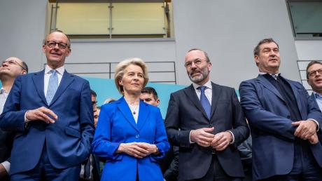 Ursula von der Leyen (2.v.l), EU- Kommissionspräsidentin, steht neben Friedrich Merz (l), CDU-Bundesvorsitzender und Fraktionsvorsitzender der CDU/CSU- Fraktion im Bundestag, Manfred Weber (2.v.r.), Vorsitzender der EVP-Fraktion im Europaparlament, sowie Markus Söder, CSU-Vorsitzender und Ministerpräsident von Bayern, bei der gemeinsamen Sitzung der Präsidien von CDU und CSU.