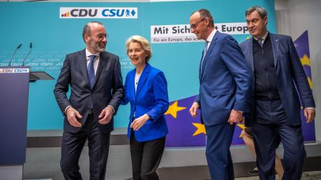 Ursula von der Leyen, EU- Kommissionspräsidentin (2.v.l), steht  neben Manfred Weber (l), Vorsitzender der EVP-Fraktion im Europaparlament, Friedrich Merz (2.v.r), CDU-Bundesvorsitzender und Fraktionsvorsitzender der CDU/CSU-Fraktion im Bundestag, sowie Markus Söder (r), CSU-Vorsitzender und Ministerpräsident von Bayern, nach der Pressekonferenz im Anschluss an eine gemeinsame Sitzung der Präsidien von CDU und CSU. Beide Parteien beraten über das Programm zur Europawahl.