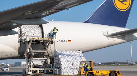 Ein Frachtflugzeug der Lufthansa Cargo wird auf dem Vorfeld vom Flughafen München entladen.