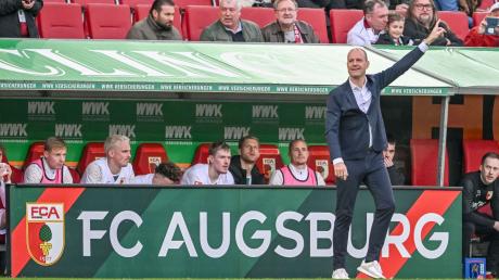 Augsburgs Trainer Jess Thorup gestikuliert.