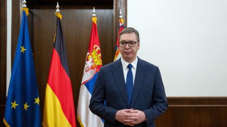 Aleksandar Vucic, Präsident von Serbien, steht in seinem Amtszimmer.