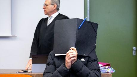 Der wegen sexuellen Missbrauchs angeklagte Fußballtrainer sitzt zum Prozessauftakt im Gerichtssaal des Landgerichts vor seinem Rechtsanwalt Peter Guttmann.